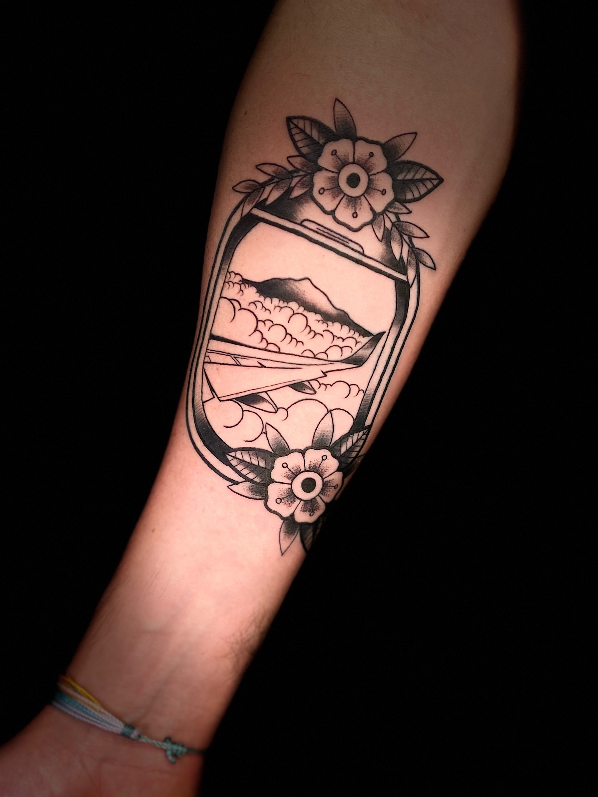 Foto del brazo iluminado mostrando el tatuaje definitivo, unos minutos después de haberlo terminado.