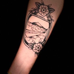 Foto del brazo iluminado mostrando el tatuaje definitivo, unos minutos después de haberlo terminado.